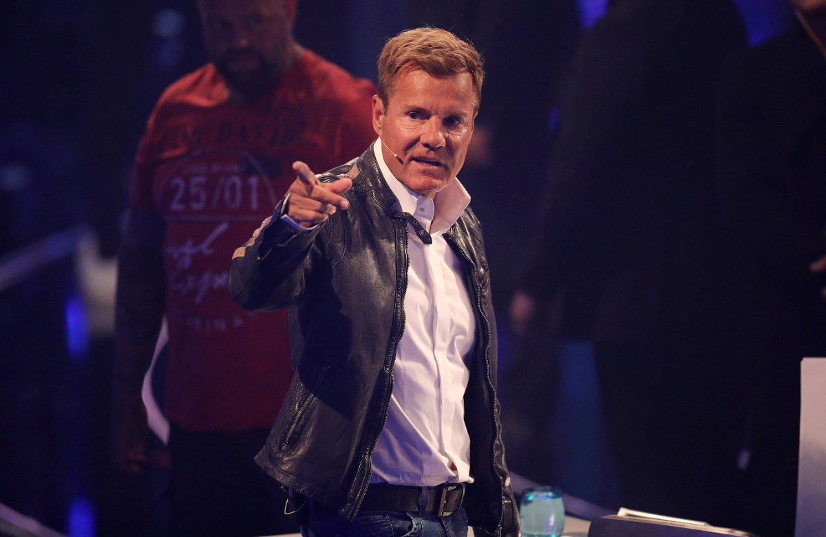 Dieter Bohlen zeigt mit dem Finger auf etwas