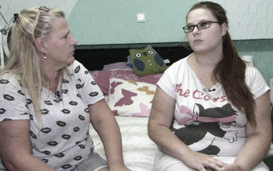 Silvia Wollny und Calantha Wollny sitzen zusammen auf dem Bett und gucken genervt