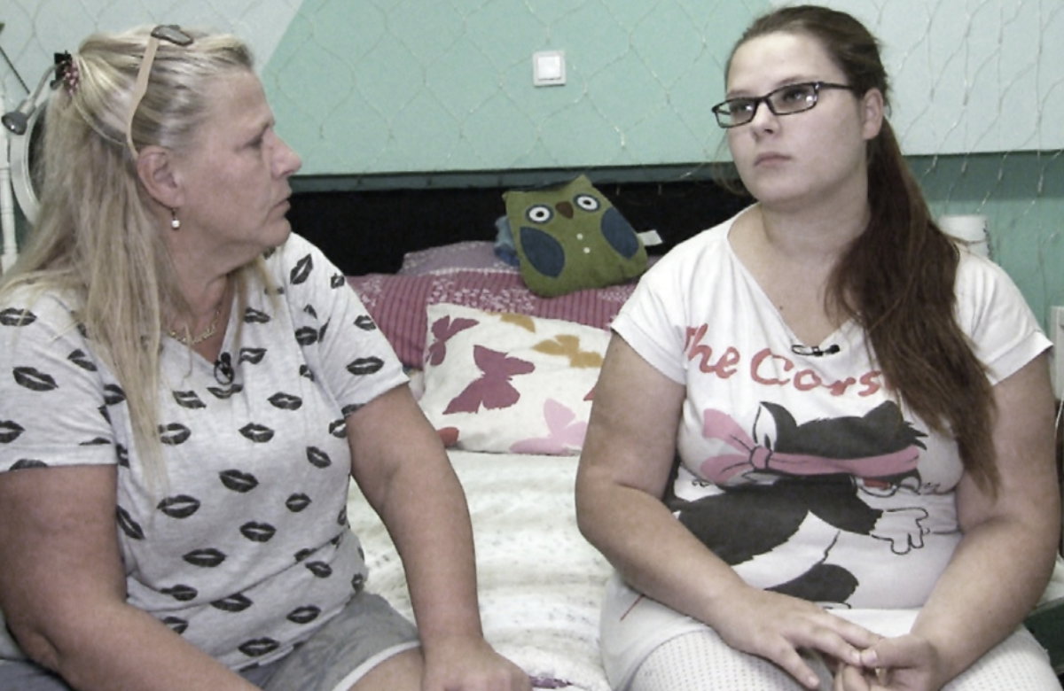 Silvia Wollny und Calantha Wollny sitzen zusammen auf dem Bett und gucken genervt