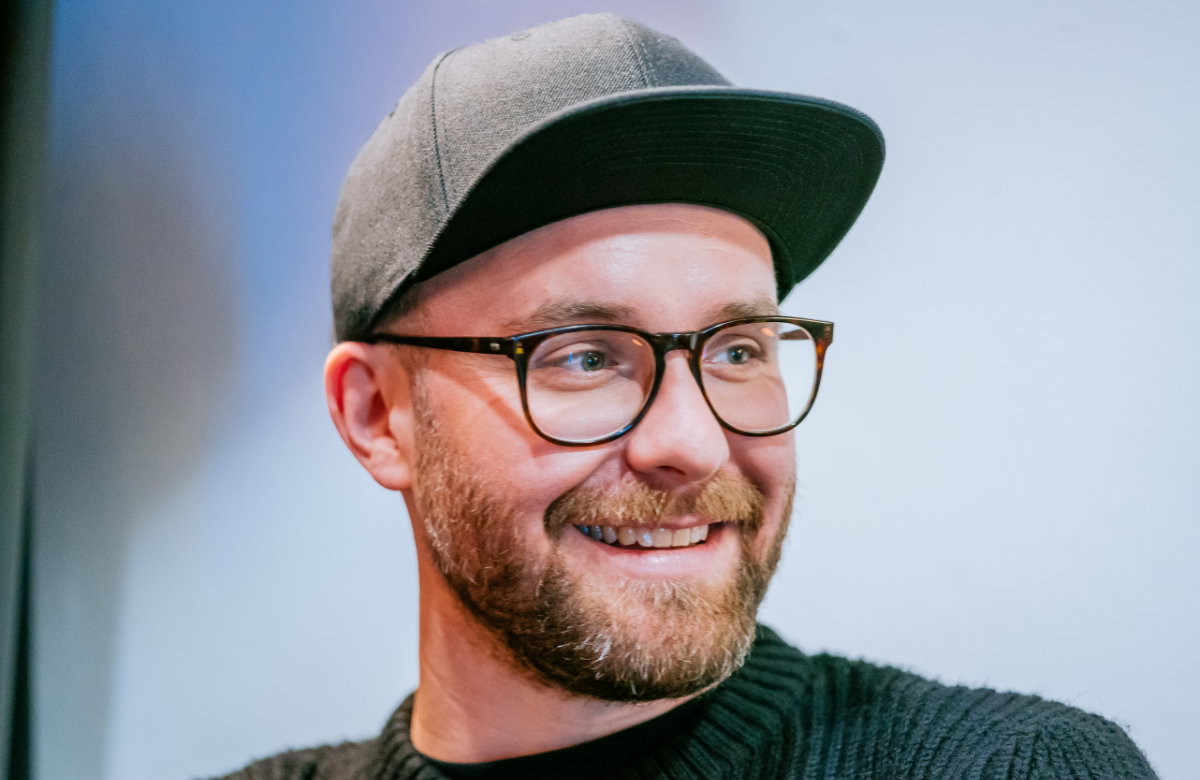 Mark Forster schaut zur Seite