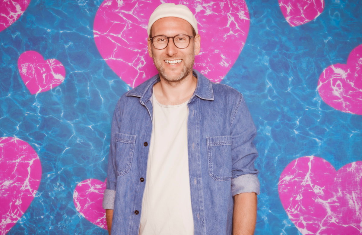 Simon Beeck ist der Sprecher von “Love Island”