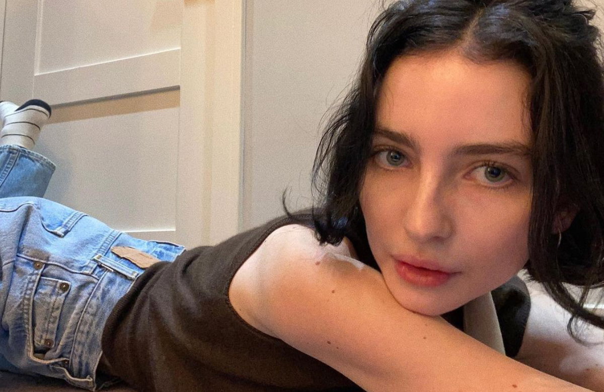 Meadow Walker liegt auf dem Boden