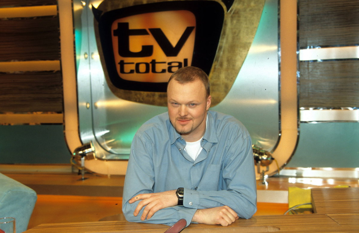 Stefan Raab am Pult von "TV total" auf ProSieben
