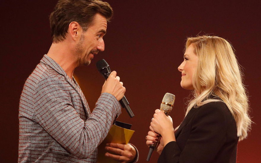Florian Silbereisen und Helene Fischer schauen sich an
