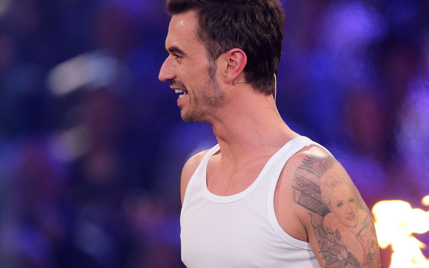 Florian Silbereisen in Tanktop mit Tattoo von Helene Fischer auf dem Arm