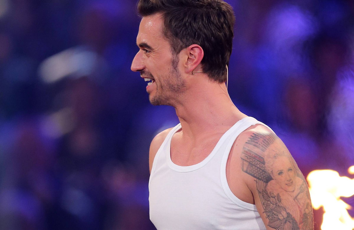 Florian Silbereisen in Tanktop mit Tattoo von Helene Fischer auf dem Arm