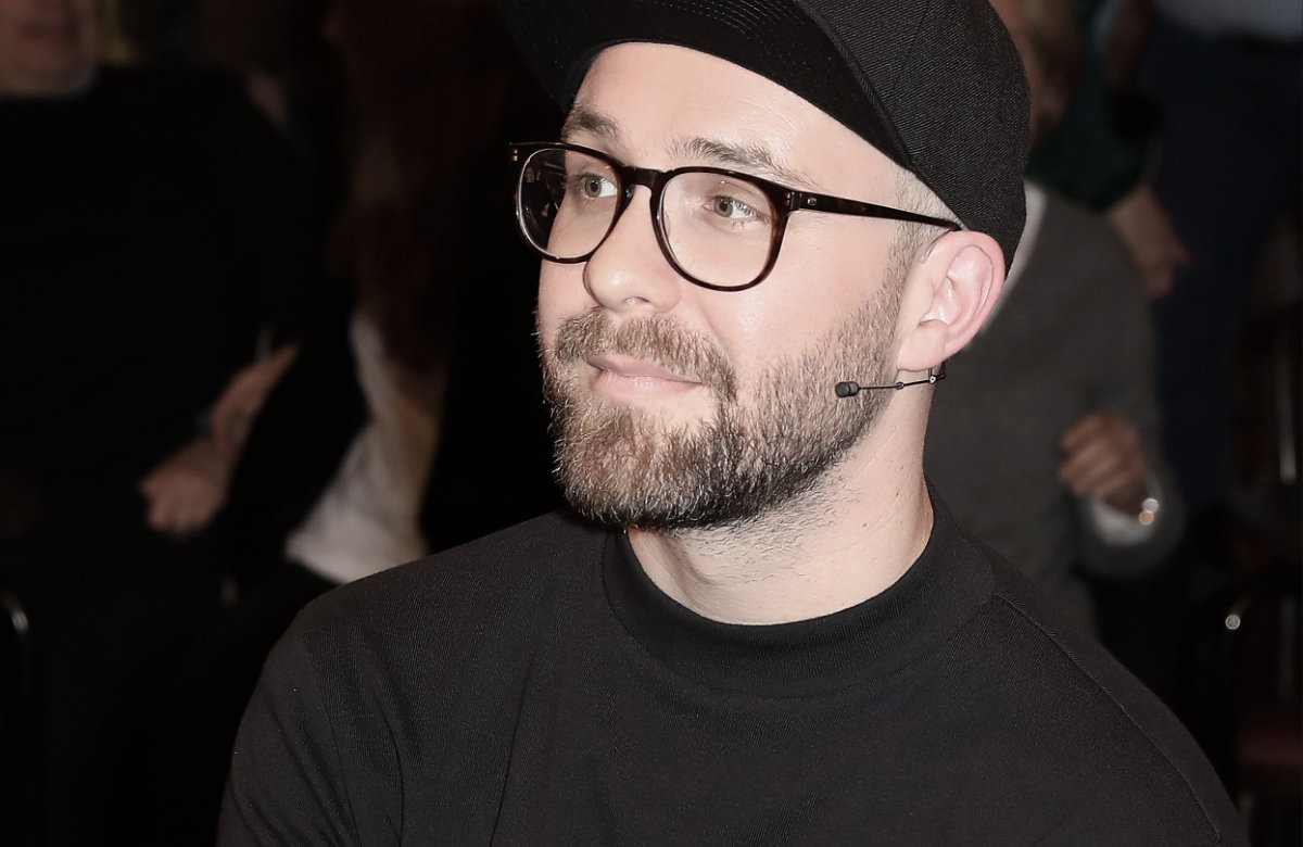 Mark Forster sieht zur Seite