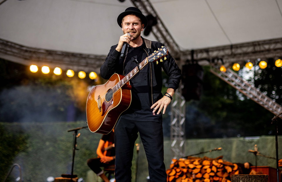Johannes Oerding mit Gitarre auf der Bühne