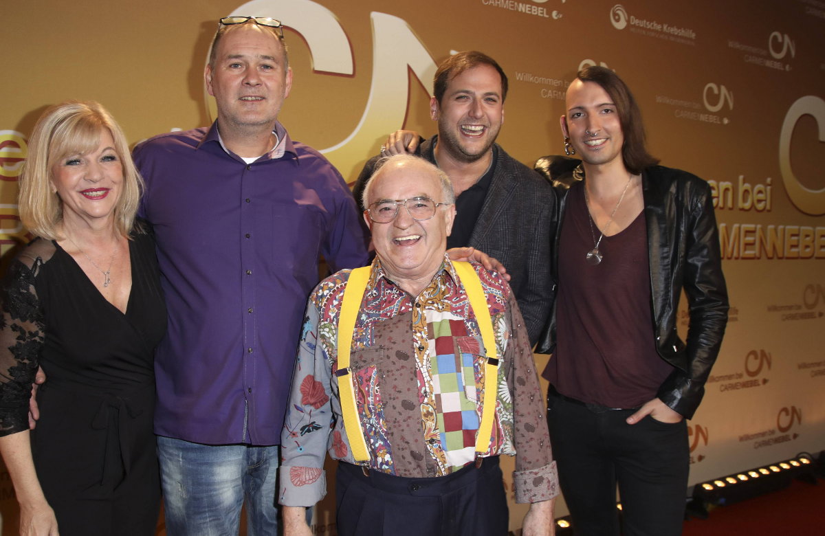 Der Cast von Bares für Rares lächelt in die Kamera.