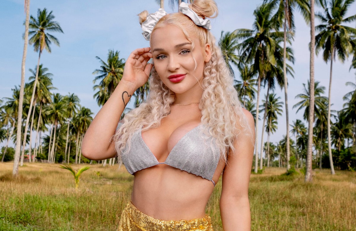 Emmy Russ mit Palmen im Hintergrund