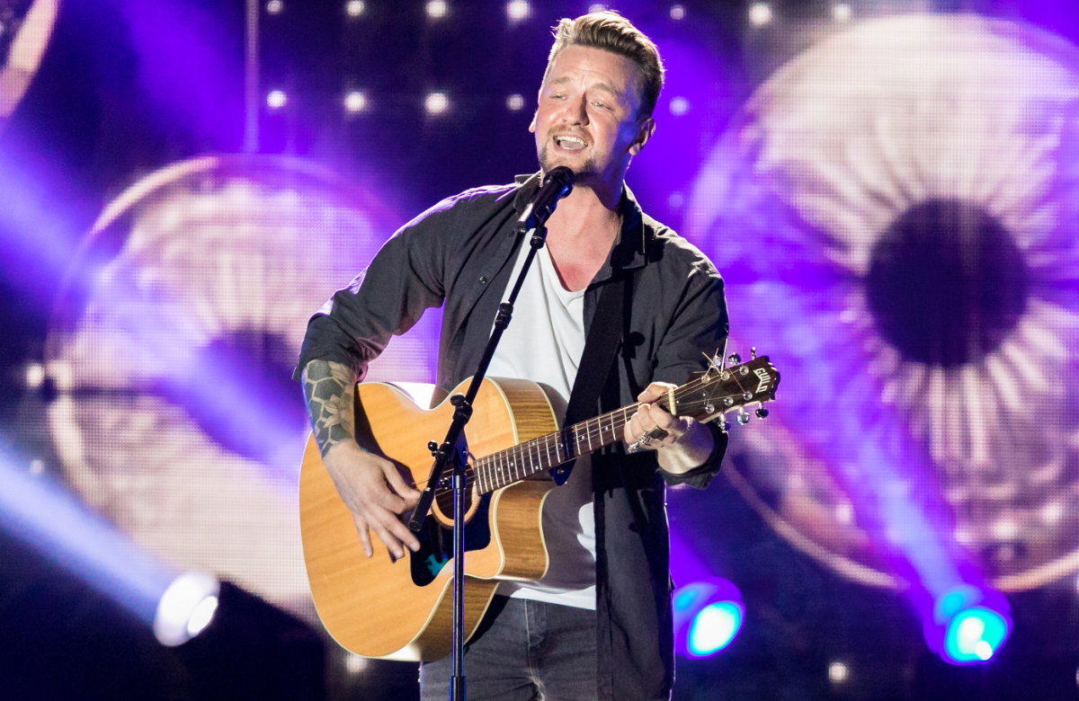 Ben Zucker sing auf der Bühne mit Gitarre