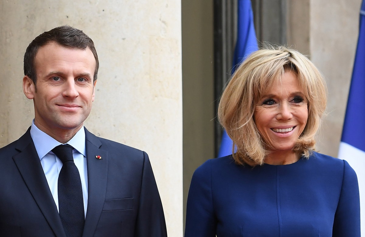 Emmanuel und Brigitte Macron lächeln