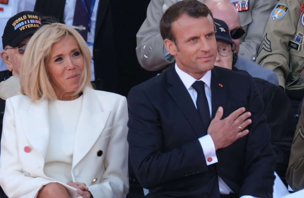 Brigitte und Emmanuel Macron sitzen nebeneinander