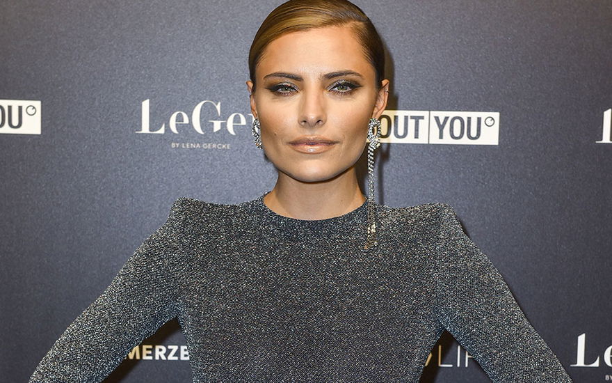 Sophia Thomalla guckt ernst