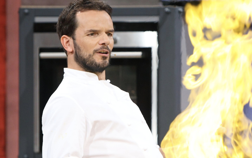 Steffen Henssler am Herd mit Flamme