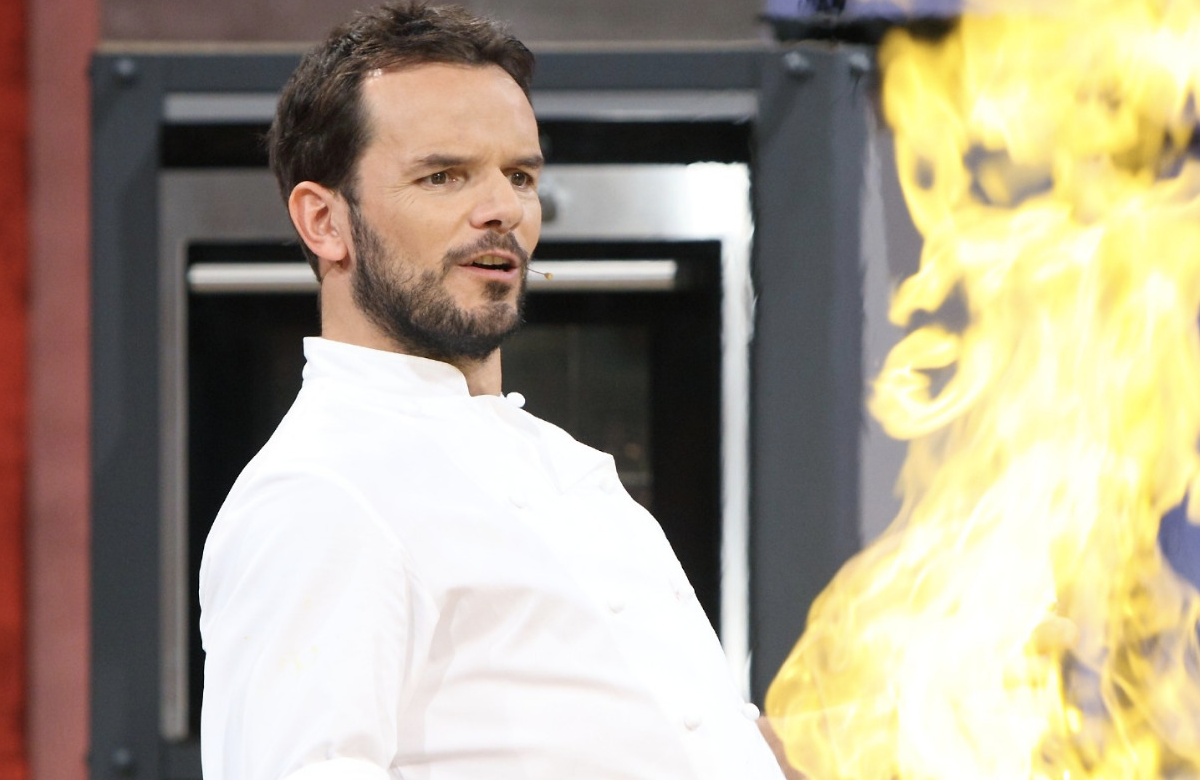 Steffen Henssler am Herd mit Flamme