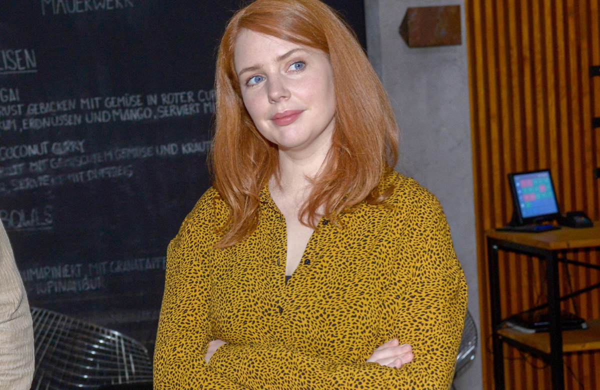 Toni (Olivia Marei) schaut zur Seite