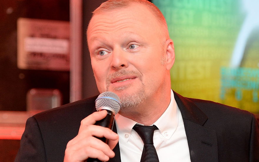 Stefan Raab enttäuscht mit Mikro in der Hand