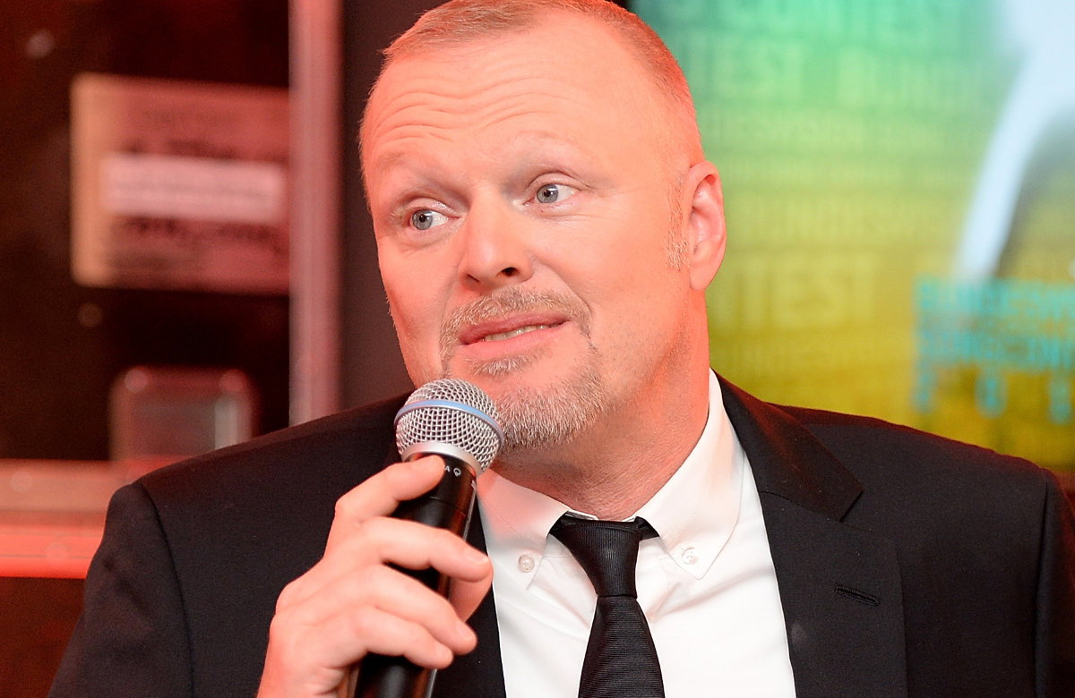Stefan Raab enttäuscht mit Mikro in der Hand