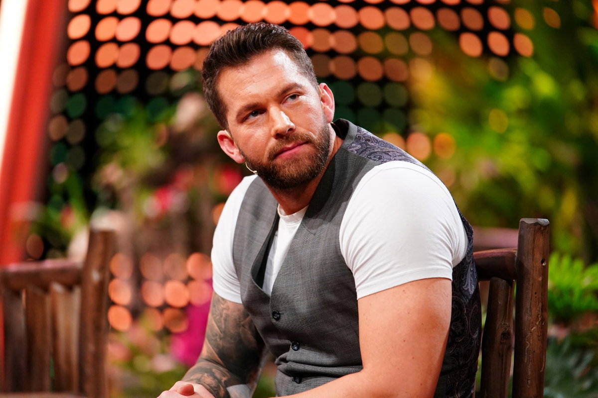 Oliver Sanne schaut zur Seite
