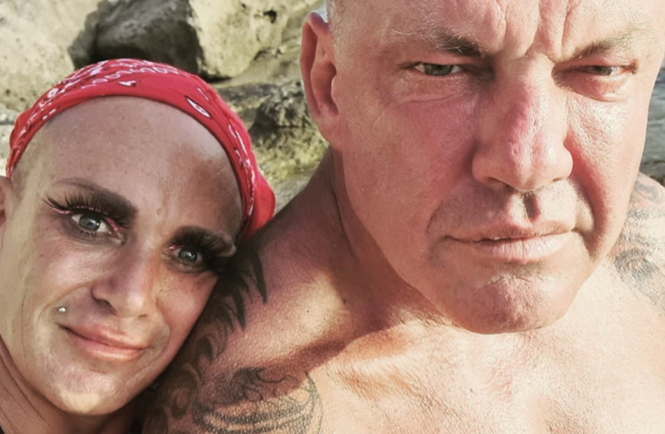 Caro kuschelt sich an Andreas Robens Schulter