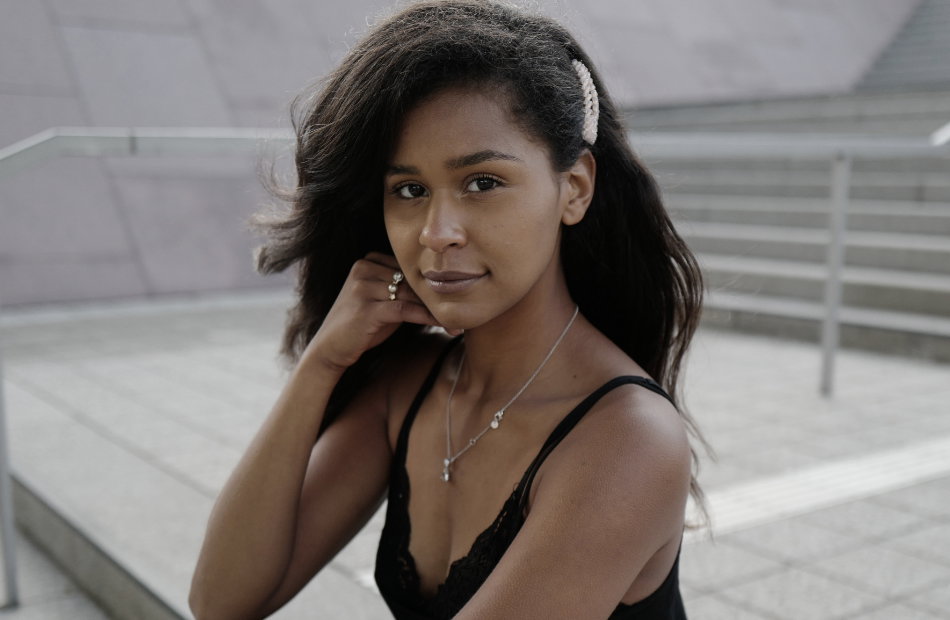 Lijana Kaggwa posiert auf einer Treppe