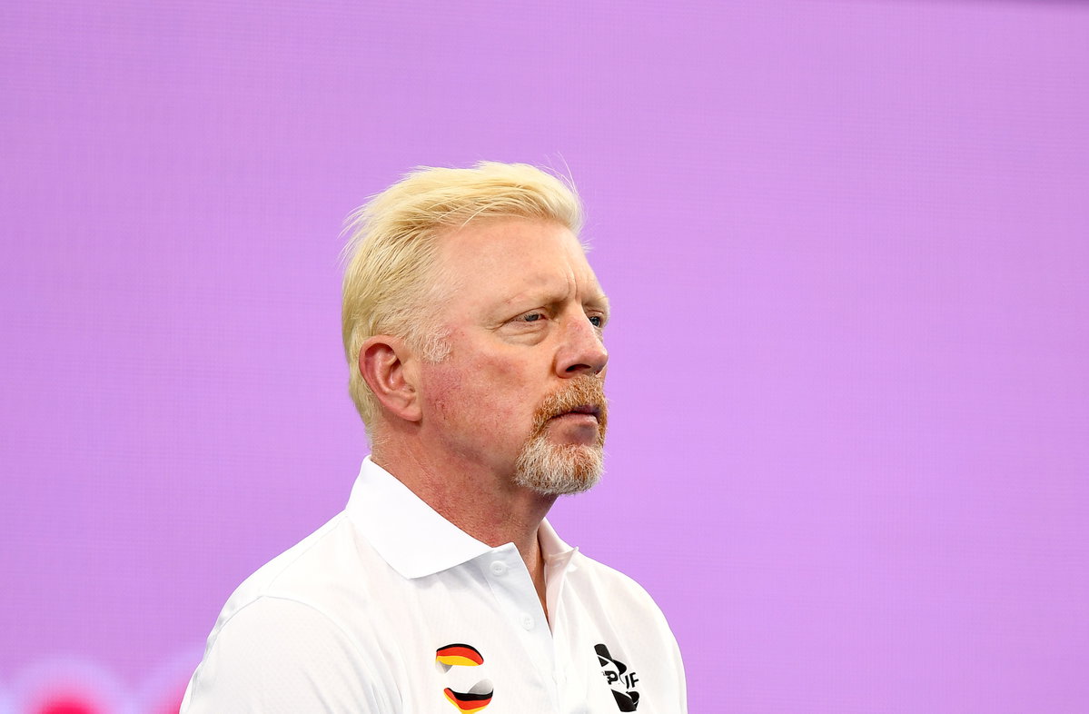 Boris Becker schaut ernst zur Seite.