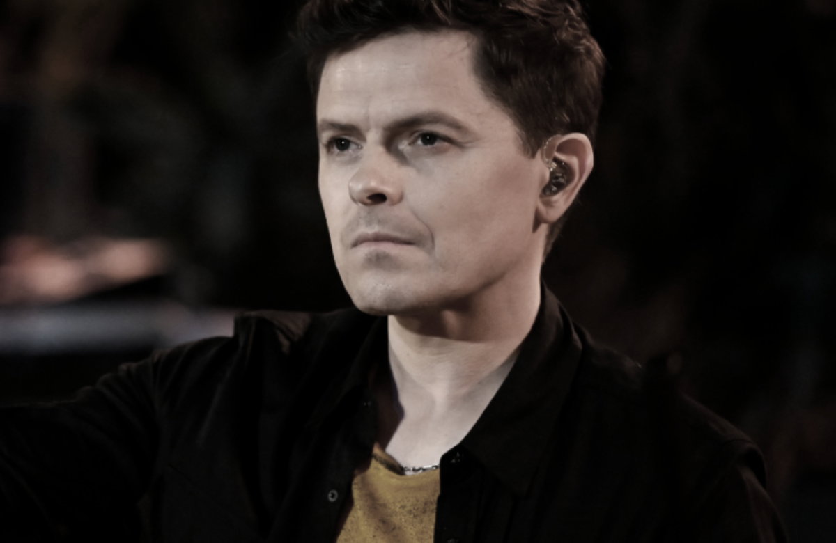 Michael Patrick Kelly guckt traurig zur Seite.