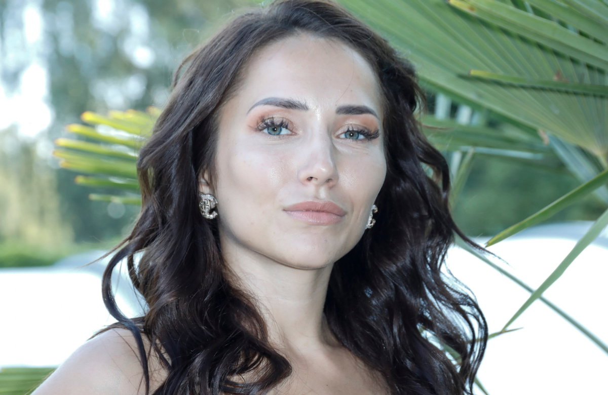 Anastasiya Avilova guckt ernst