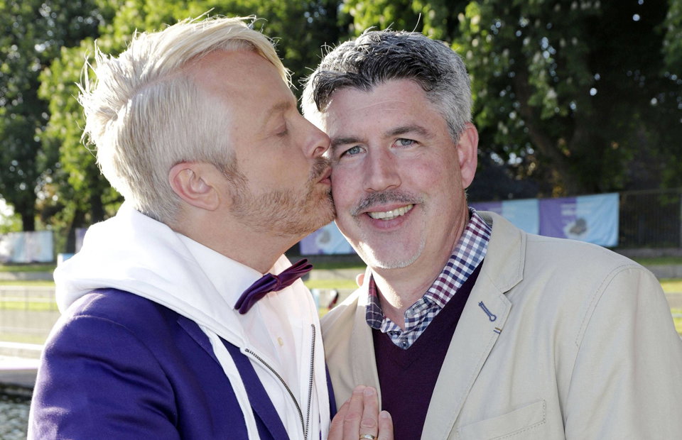 Ross Antony gibt Paul Reeves einen Kuss auf die Wange