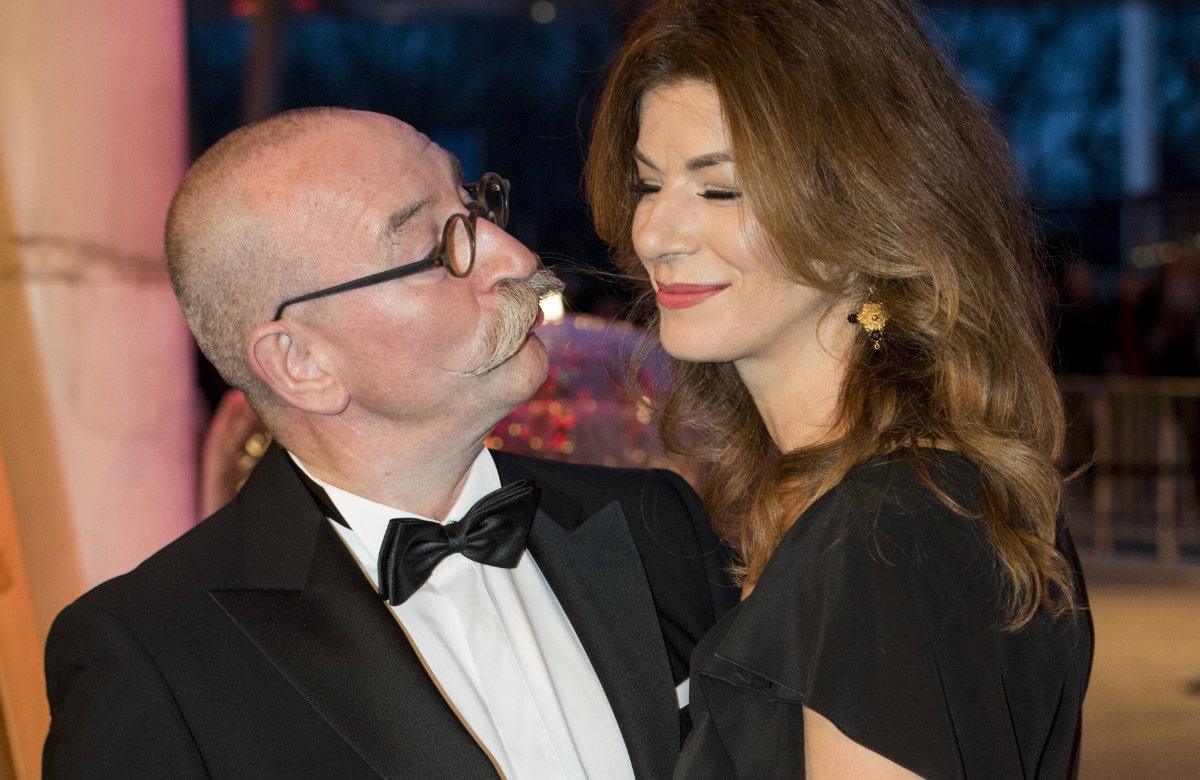 Horst Lichter macht einen Kussmund an seine Frau Nada