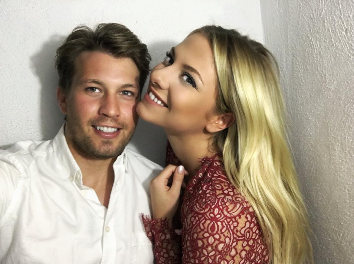 Rául Richter und Valentina Pahde machen ein Selfie