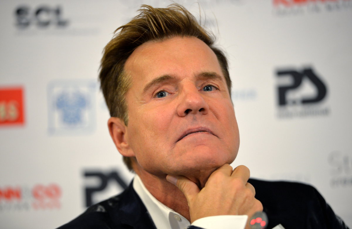 Dieter Bohlen mit ernsten Blick fasst sich ans Kinn