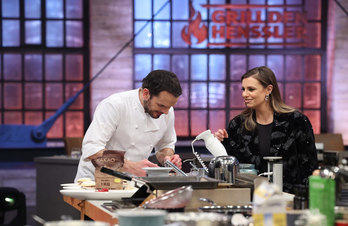 Steffen Henssler und Laura Wontorra bei "Grill den Henssler"