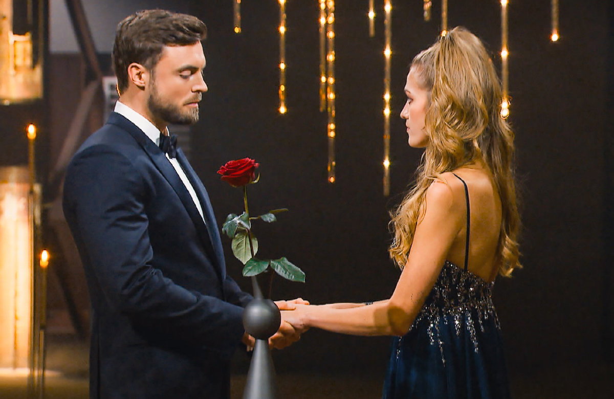 Niko Griesert hält Mimi Gwozdz' Hände im "Bachelor"-Finale