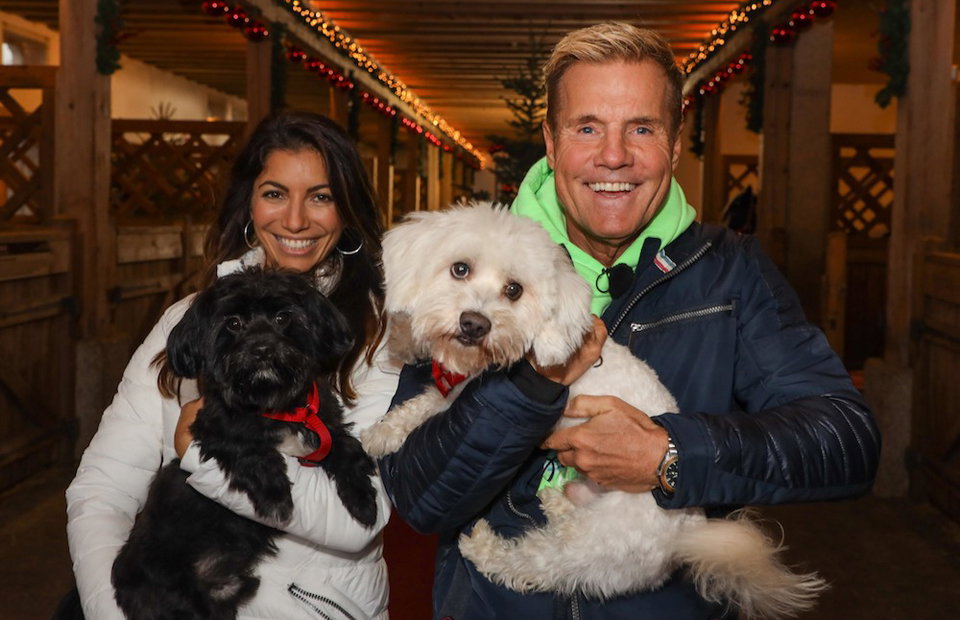 Carina Walz und Dieter Bohlen mit zwei Hunden