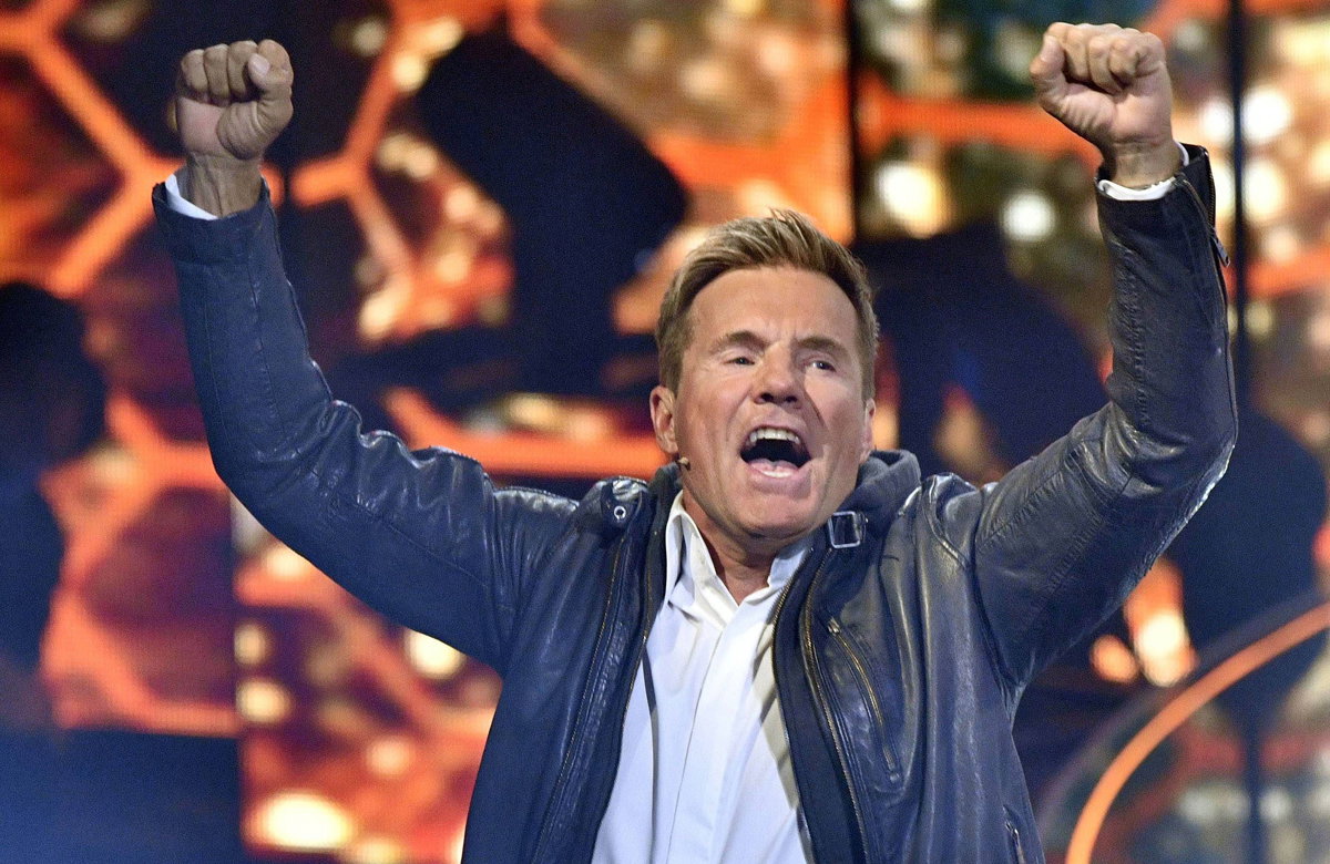 Dieter Bohlen reißt die Hände in die Luft