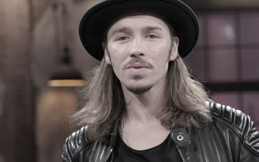 Gil Ofarim guckt ernst mit Hut
