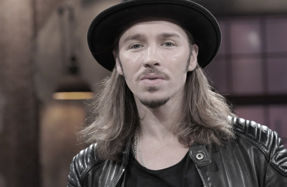 Gil Ofarim guckt ernst mit Hut