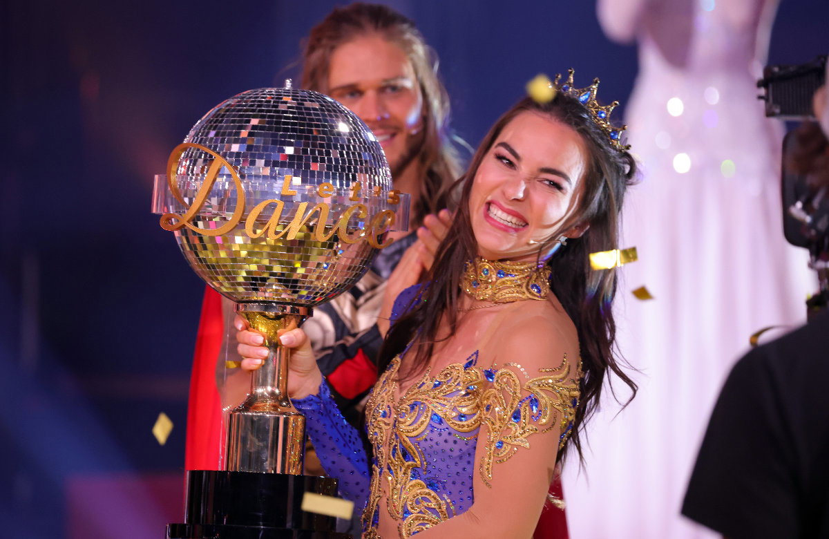 Renata Lusin strahlt mit "Let's Dance"-Pokal.