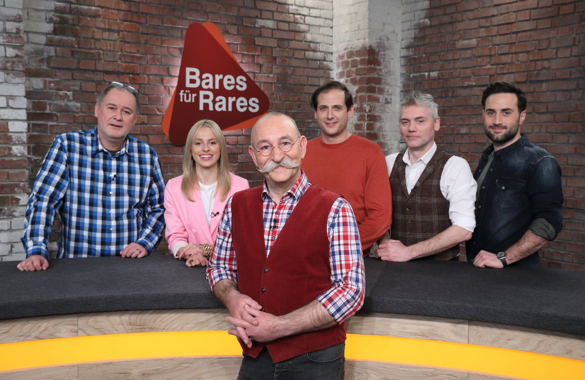 horst lichter posiert lächelnd mit den bares für rares haendlern walter lehnertz elisabeth nuedling julian schmitz avila christian vechtel und david suppes
