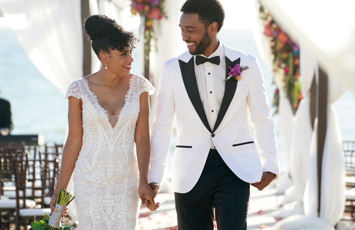 Maggie Pierce und Winston schauen sich lächelnd an auf ihrer Hochzeit