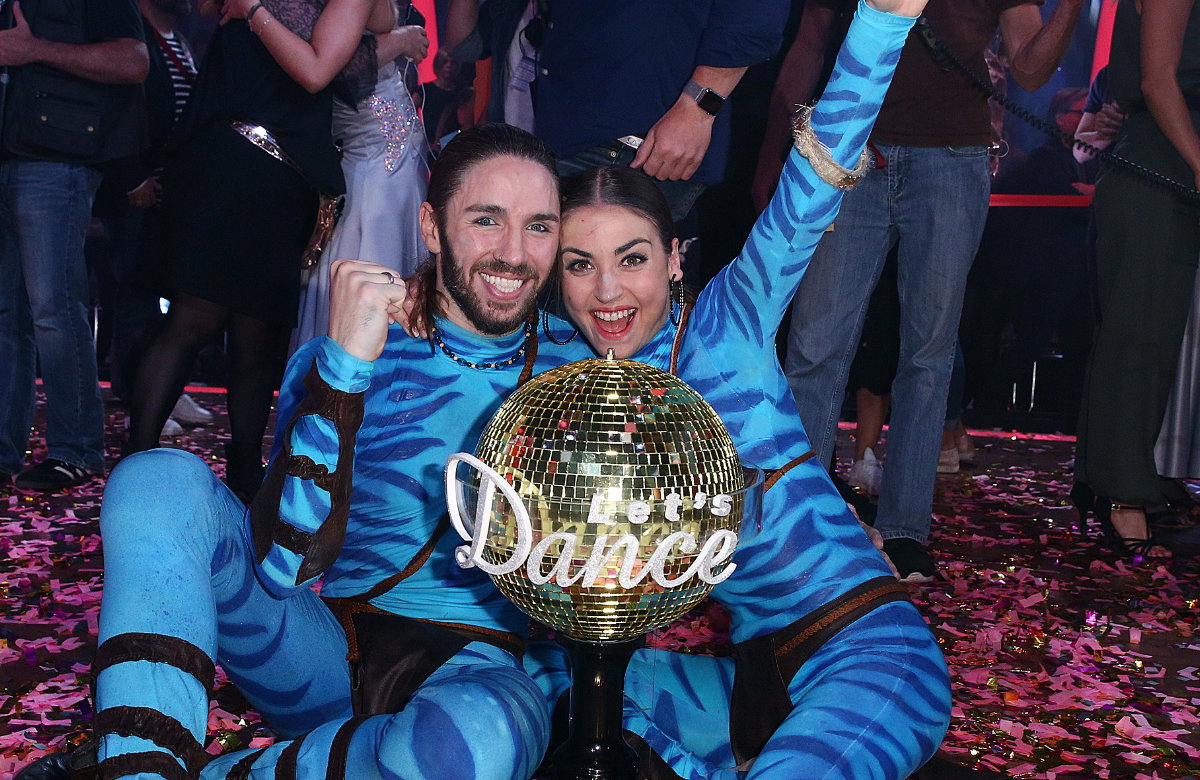 Gil Ofarim und Ekaterina Leonova mit "Let's Dance"-Siegerpokal