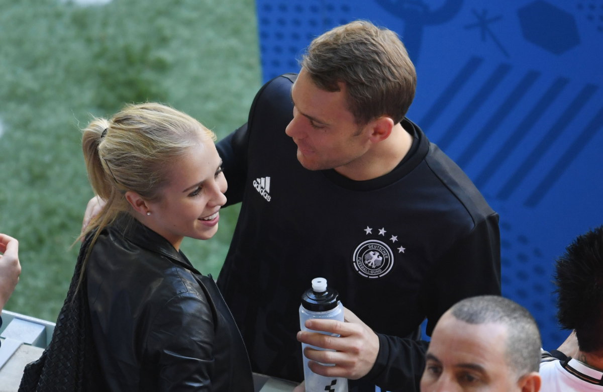 Manuel und Nina Neuer am Spielfeldrand, happy