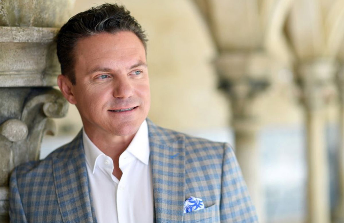 Stefan Mross guckt in die Ferne