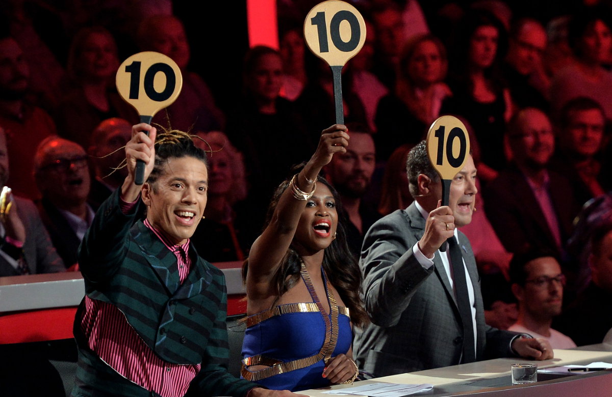 Die "Let's Dance"-Jury hält die Zehn-Punkte-Tafel nach oben