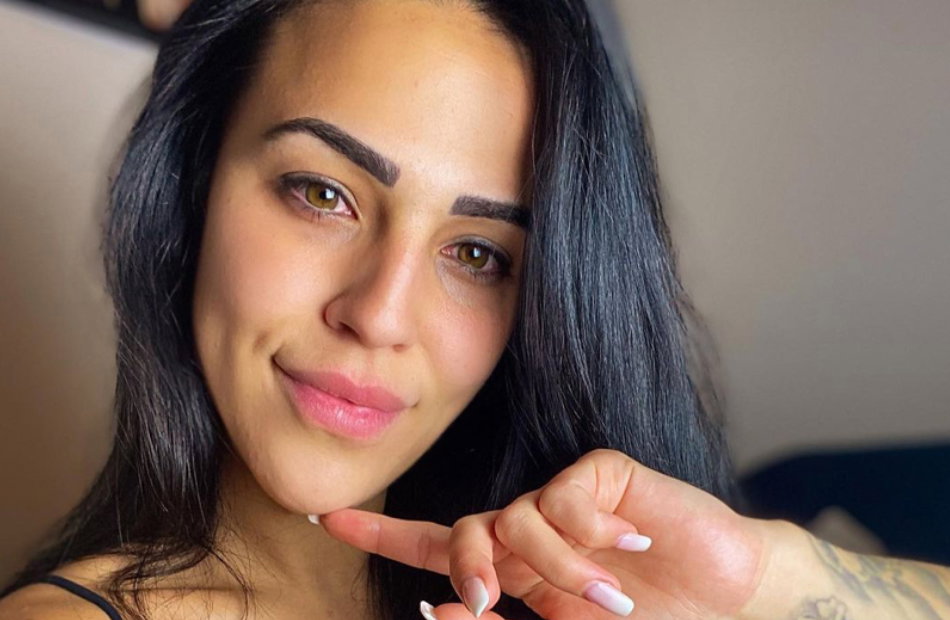 Elena Miras lächelt auf Selfie