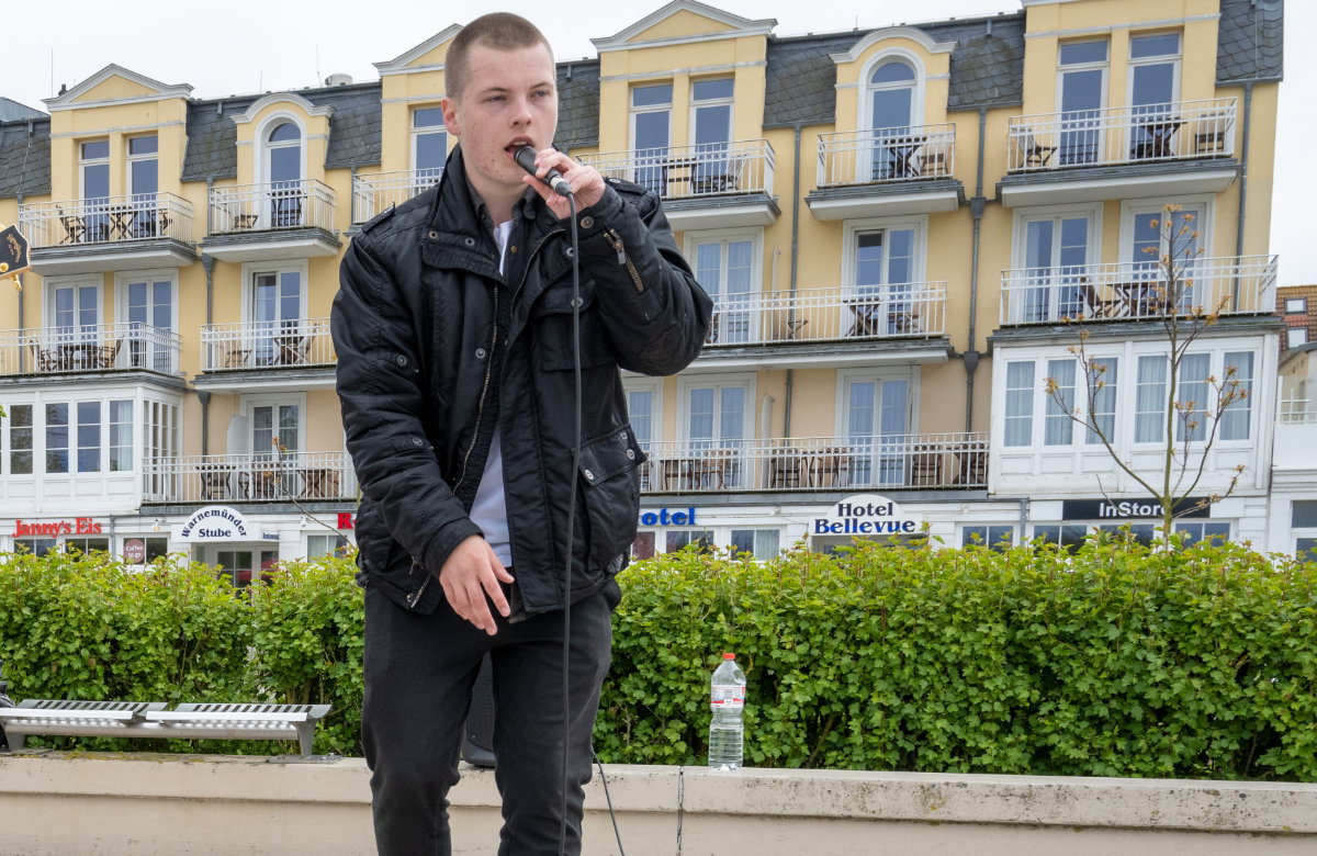 Gabriel Kelly singt auf der Straße