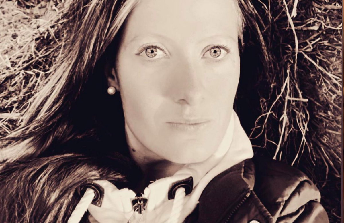 "Bauer sucht Frau"-Star Denise Munding macht ein Selfie