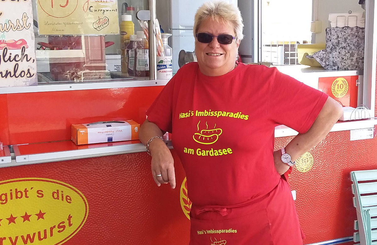 Anke Leithäuser steht vor ihrer Currybude